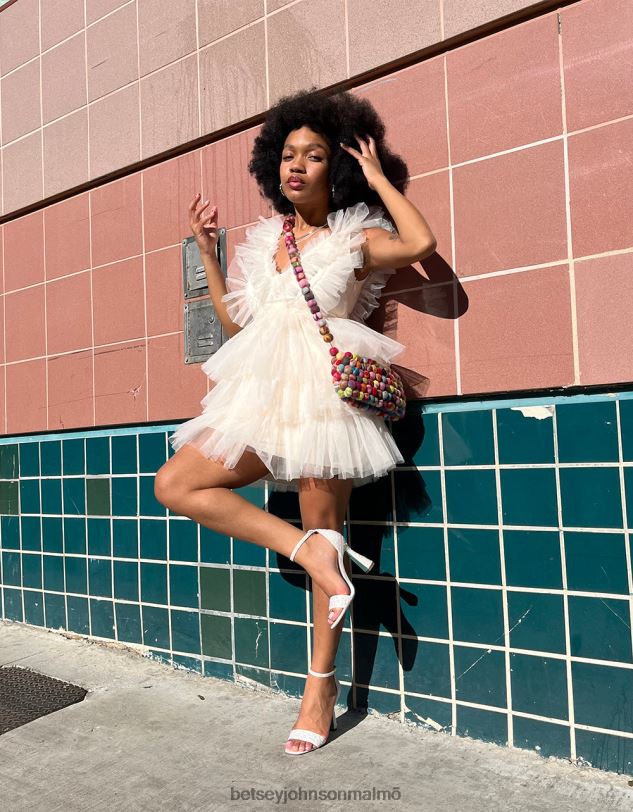 se Betsey Johnson kvinnor tyllklänning i nivåer grädde Kläder 0V8BT263