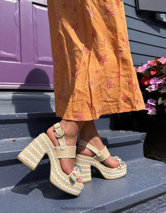 se Betsey Johnson kvinnor shellie naturlig multi skor 0V8BT67