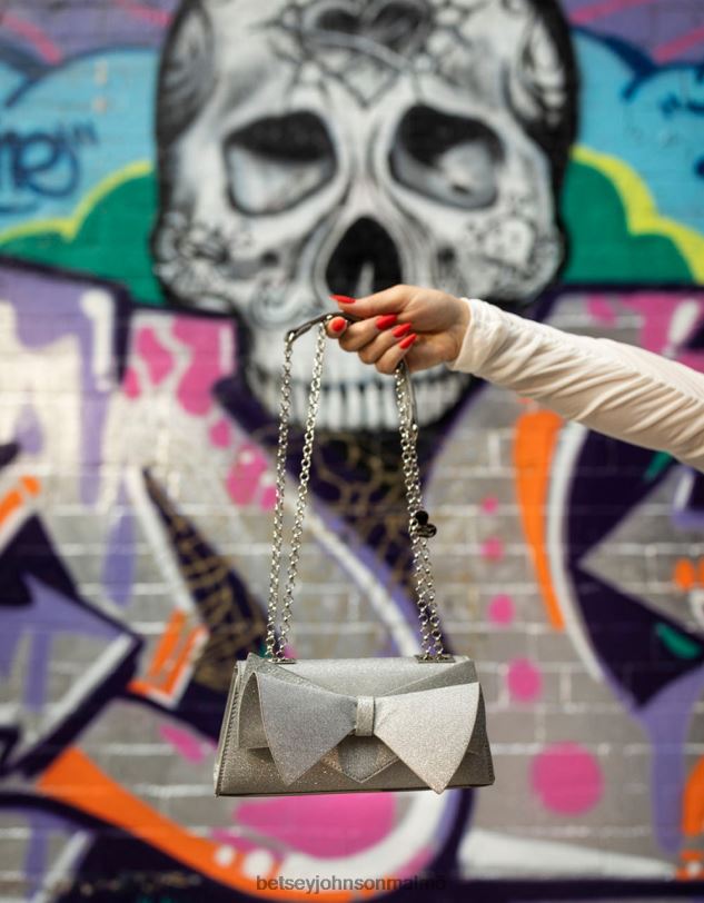 se Betsey Johnson kvinnor kantig rosett sufflettväska silver Tillbehör 0V8BT215