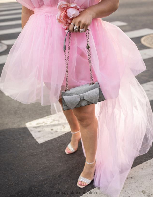 se Betsey Johnson kvinnor kantig rosett sufflettväska silver Tillbehör 0V8BT215