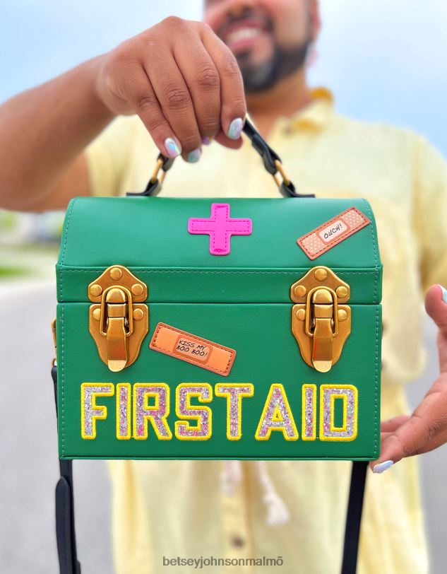 se Betsey Johnson kvinnor kitsch spelar läkare crossbody grön Tillbehör 0V8BT204