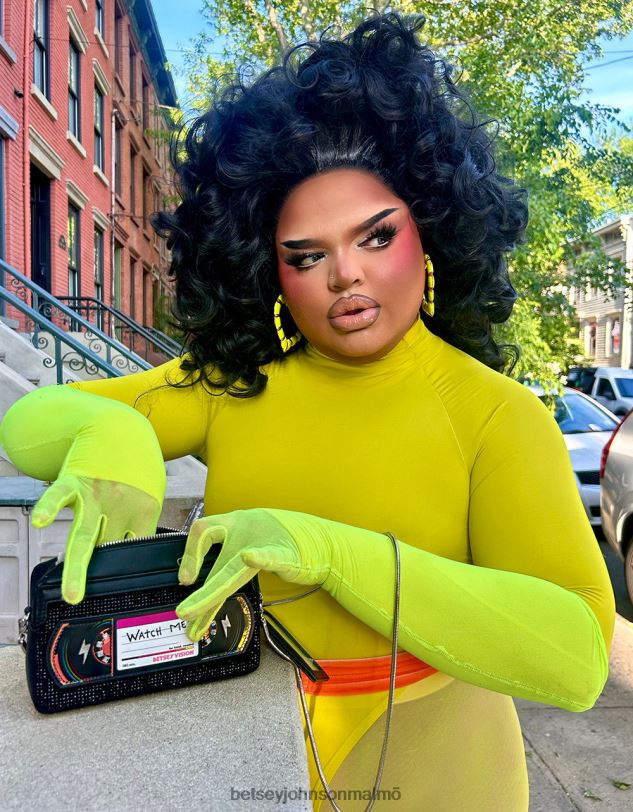 se Betsey Johnson kvinnor kitsch var snäll spola tillbaka vhs crossbody svart Tillbehör 0V8BT223