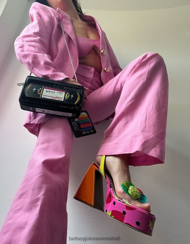 se Betsey Johnson kvinnor kitsch var snäll spola tillbaka vhs crossbody svart Tillbehör 0V8BT223